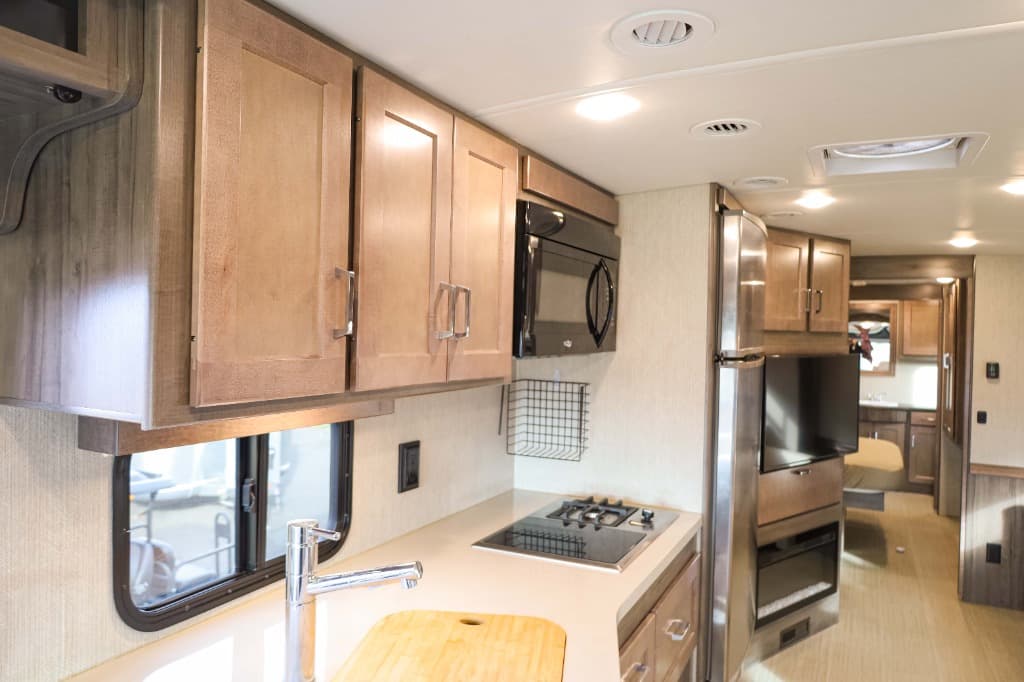 2022 Winnebago Adventurer  2022 Winnebago Adventurer  Series - thumbnail 11