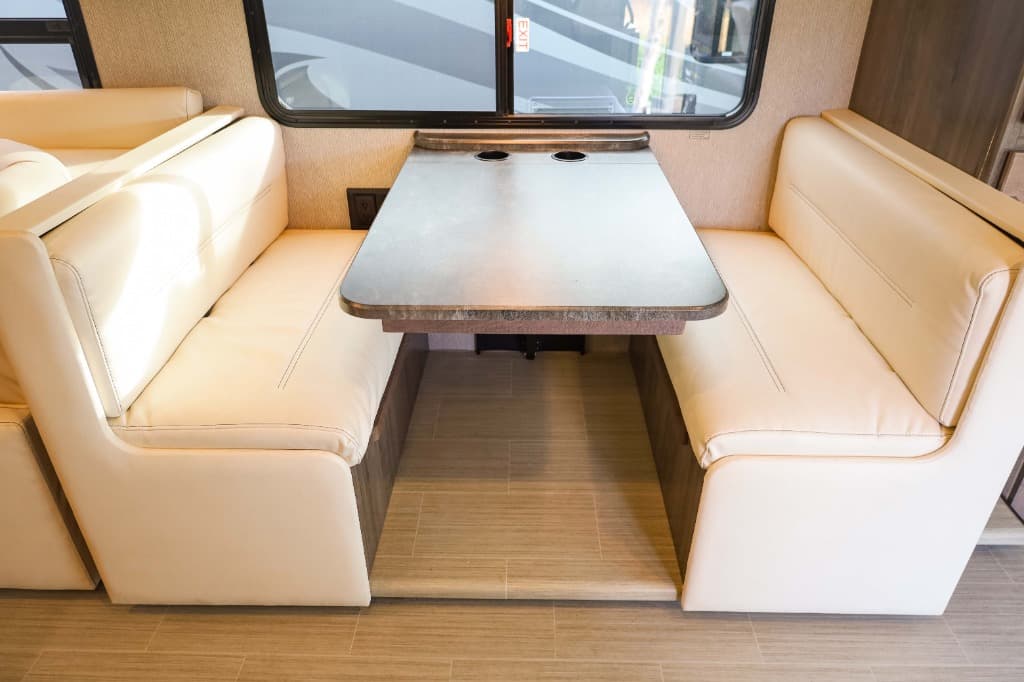 2022 Winnebago Adventurer  2022 Winnebago Adventurer  Series - thumbnail 15