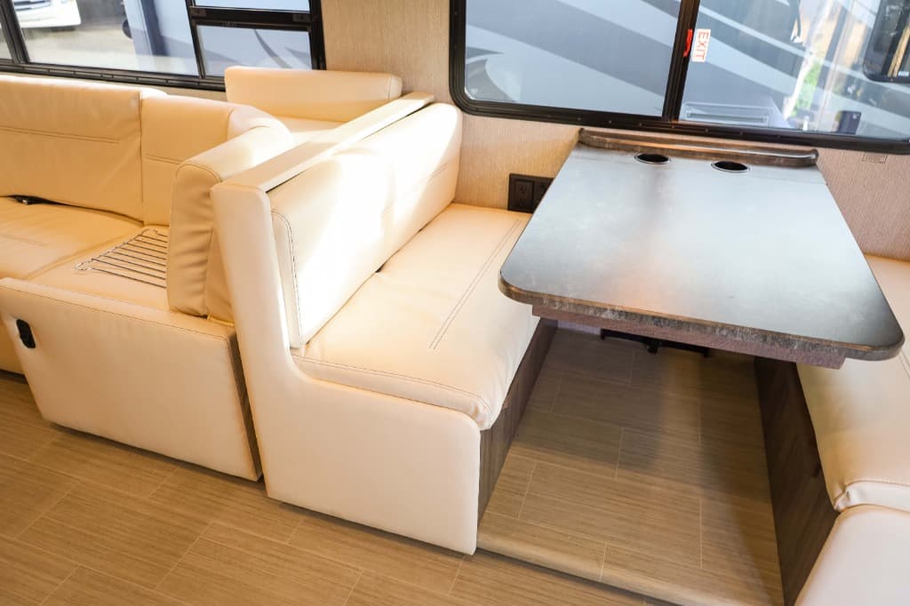 2022 Winnebago Adventurer  2022 Winnebago Adventurer  Series - thumbnail 16