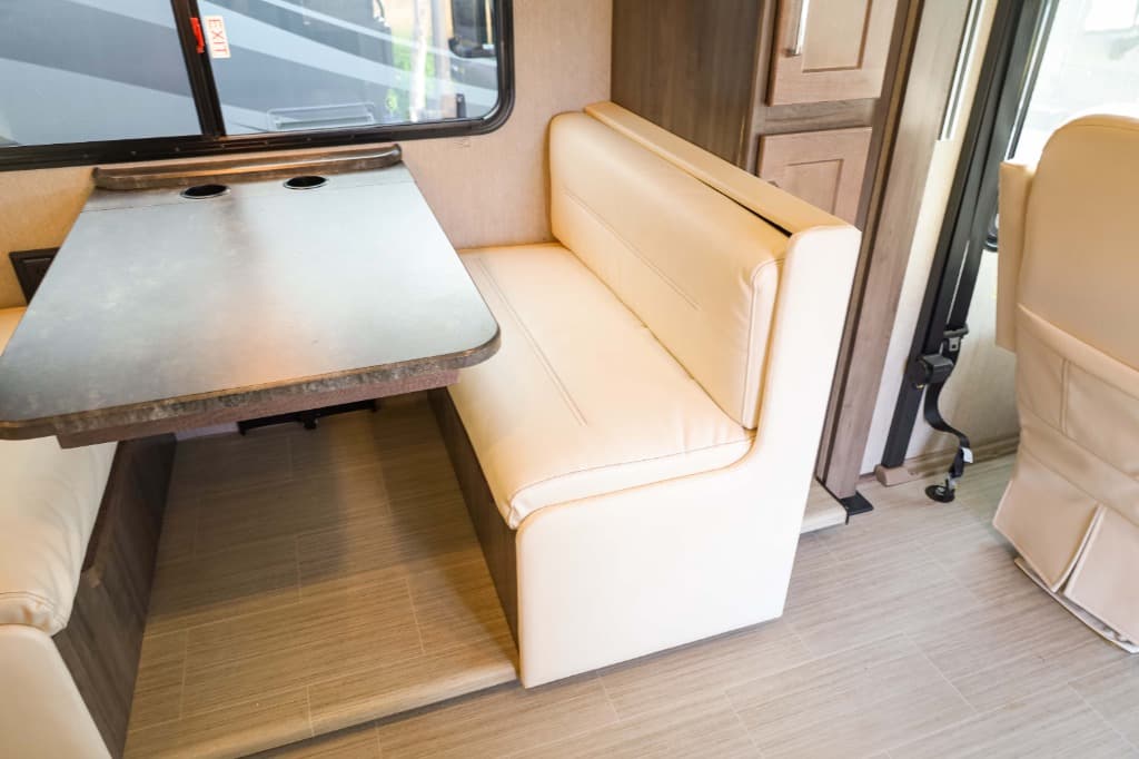 2022 Winnebago Adventurer  2022 Winnebago Adventurer  Series - thumbnail 17