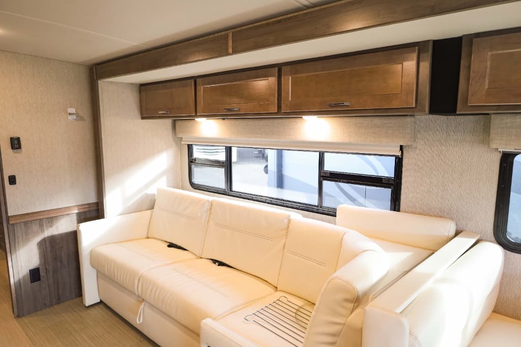 2022 Winnebago Adventurer  2022 Winnebago Adventurer  Series - thumbnail 18
