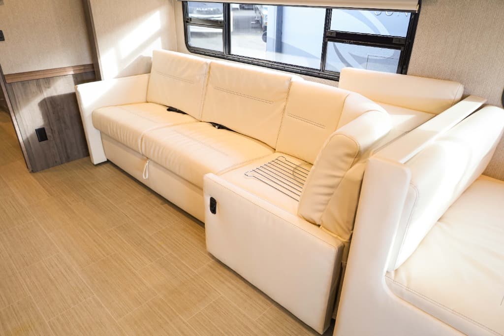 2022 Winnebago Adventurer  2022 Winnebago Adventurer  Series - thumbnail 19