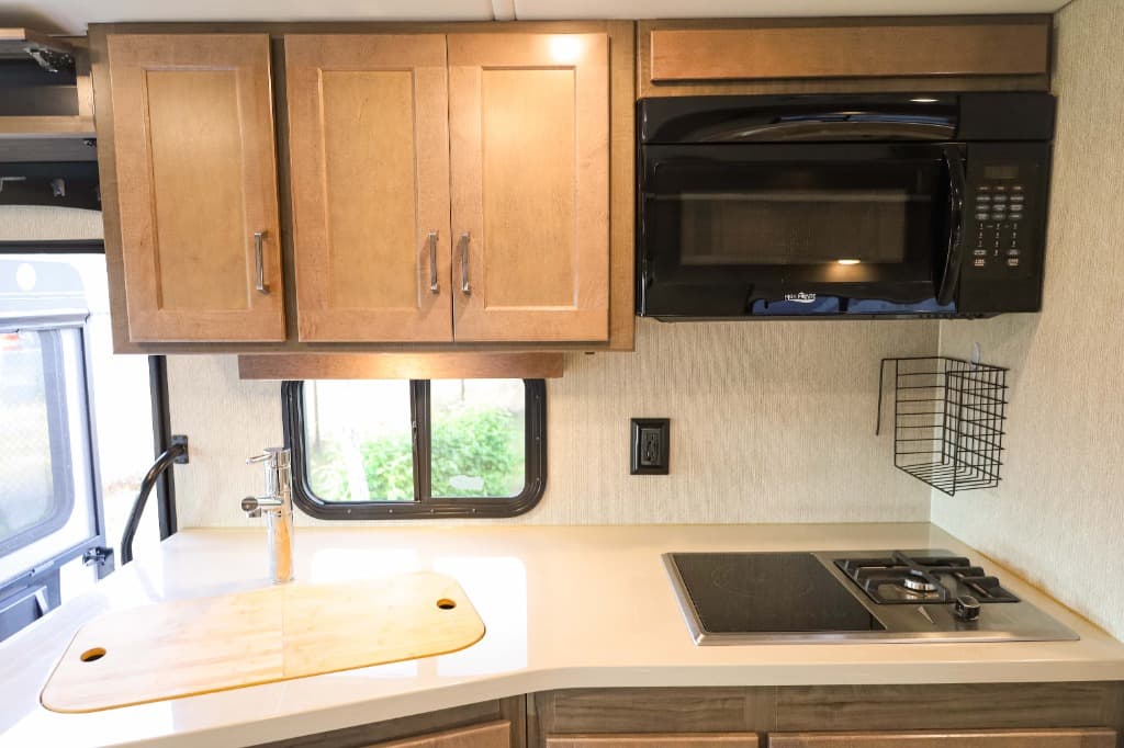 2022 Winnebago Adventurer  2022 Winnebago Adventurer  Series - thumbnail 20