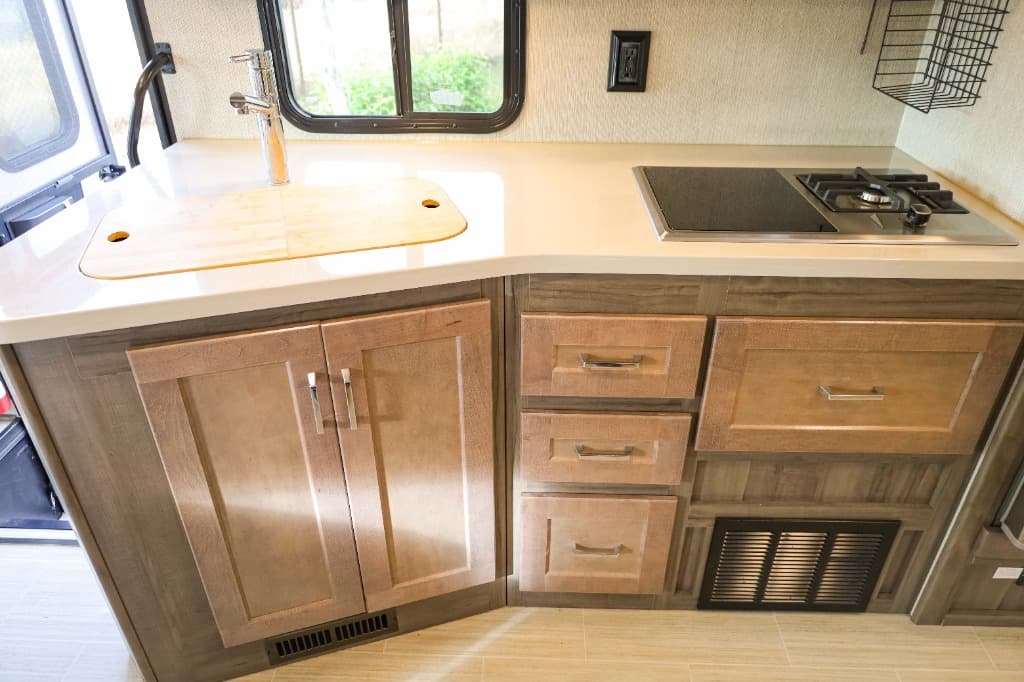 2022 Winnebago Adventurer  2022 Winnebago Adventurer  Series - thumbnail 21