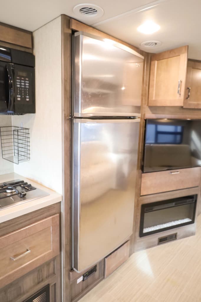 2022 Winnebago Adventurer  2022 Winnebago Adventurer  Series - thumbnail 23
