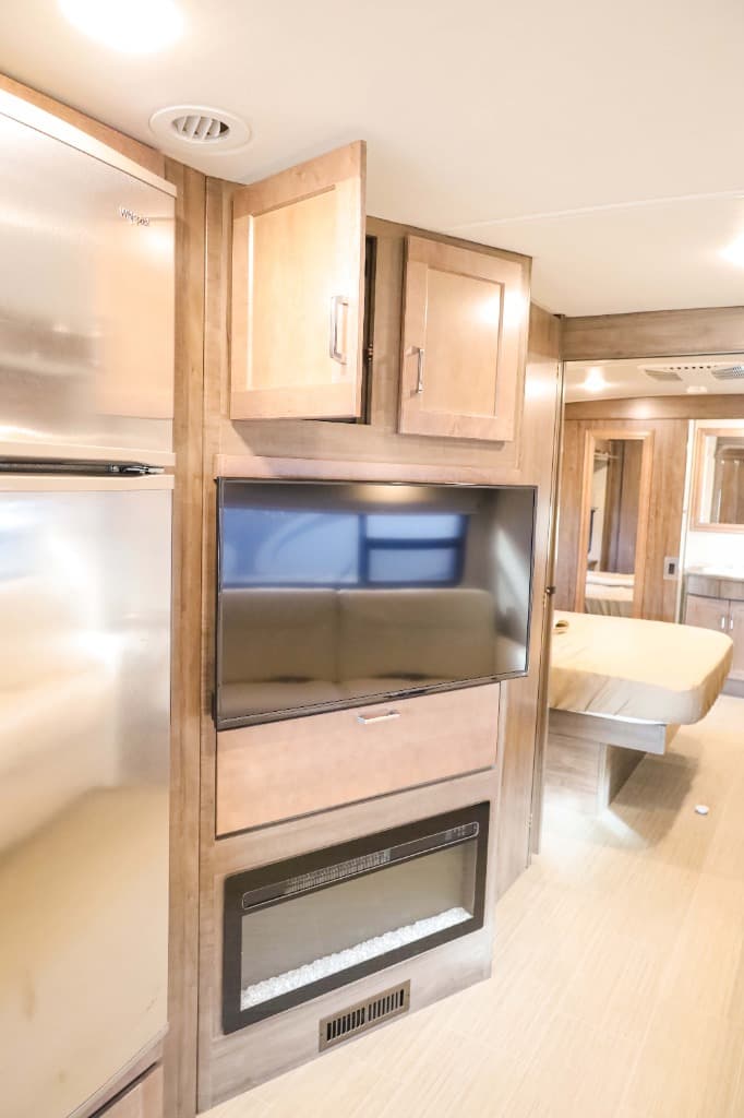 2022 Winnebago Adventurer  2022 Winnebago Adventurer  Series - thumbnail 24