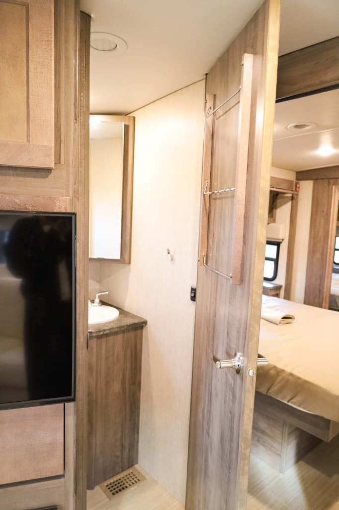 2022 Winnebago Adventurer  2022 Winnebago Adventurer  Series - thumbnail 25