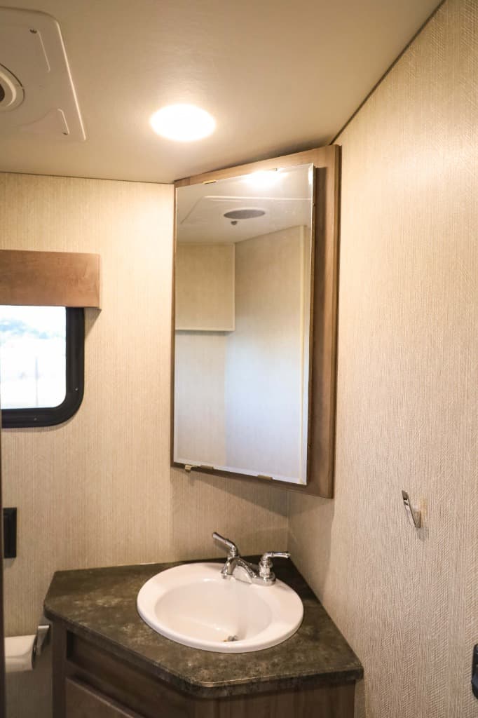2022 Winnebago Adventurer  2022 Winnebago Adventurer  Series - thumbnail 27