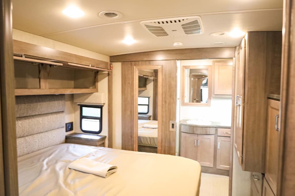 2022 Winnebago Adventurer  2022 Winnebago Adventurer  Series - thumbnail 28