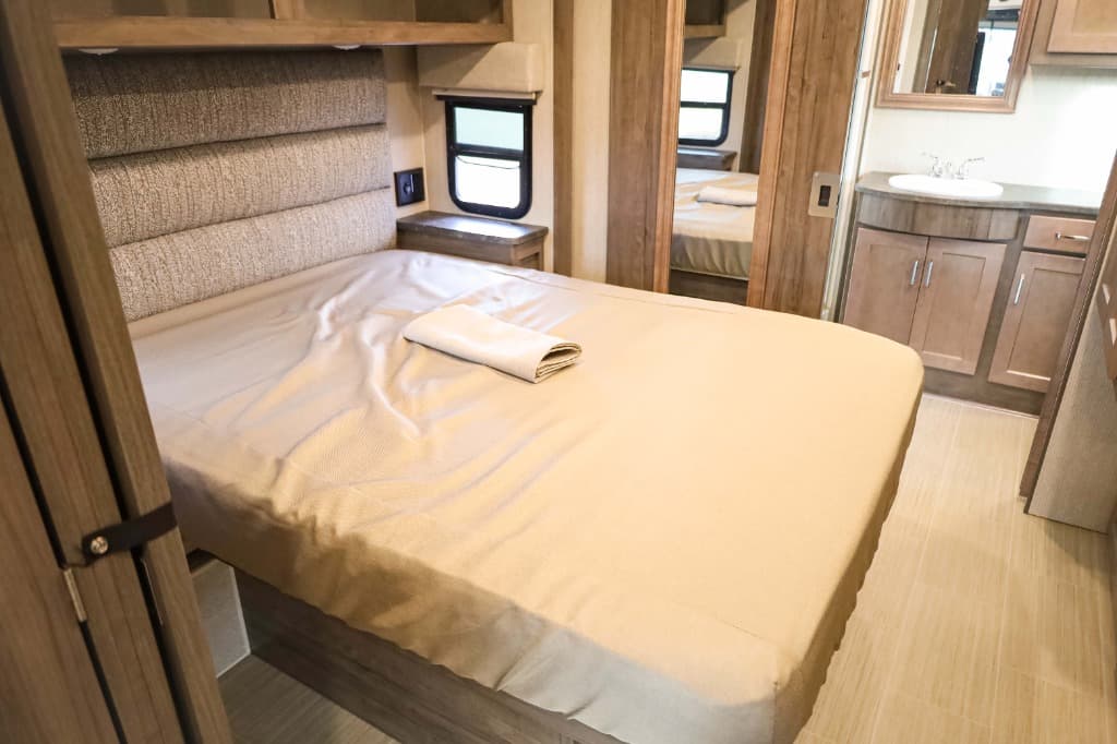 2022 Winnebago Adventurer  2022 Winnebago Adventurer  Series - thumbnail 30