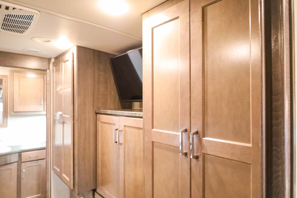 2022 Winnebago Adventurer  2022 Winnebago Adventurer  Series - thumbnail 31