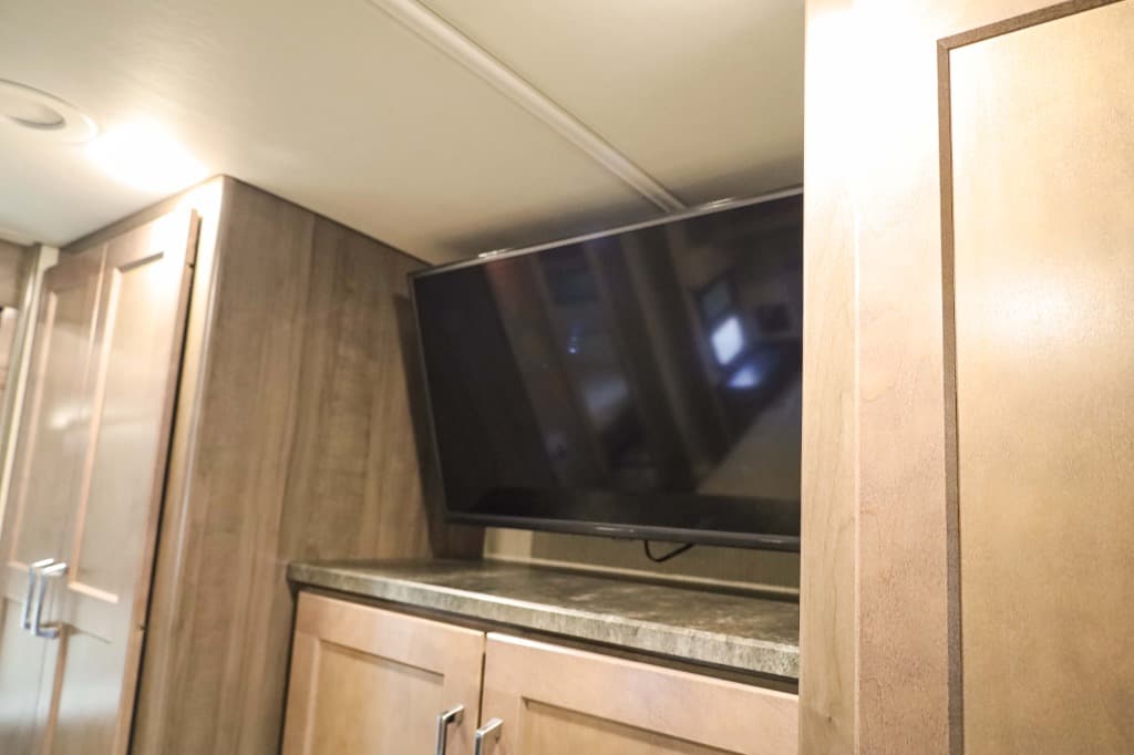 2022 Winnebago Adventurer  2022 Winnebago Adventurer  Series - thumbnail 33