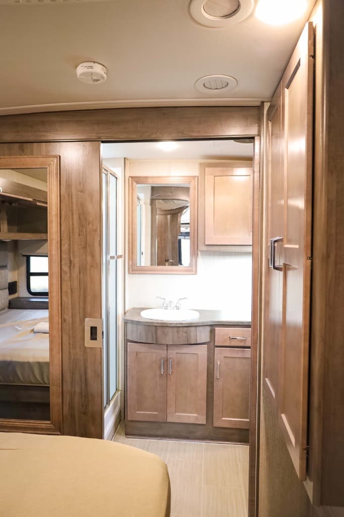 2022 Winnebago Adventurer  2022 Winnebago Adventurer  Series - thumbnail 34