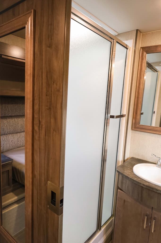 2022 Winnebago Adventurer  2022 Winnebago Adventurer  Series - thumbnail 38