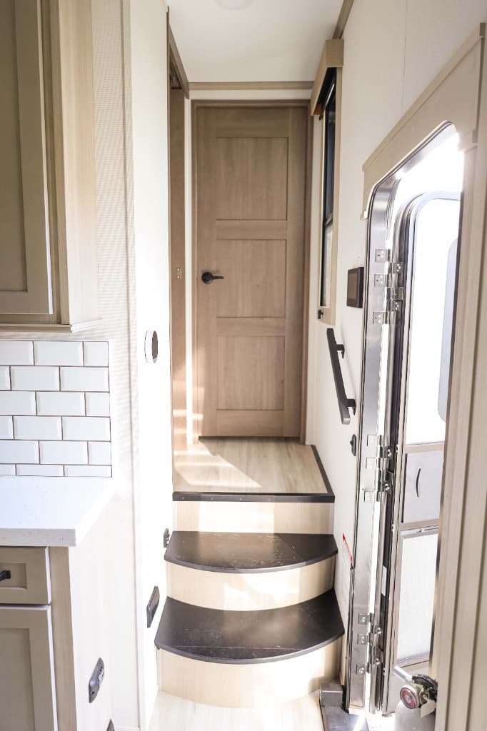 2025 Grand Design 2025 Grand Design Momentum - thumbnail 40
