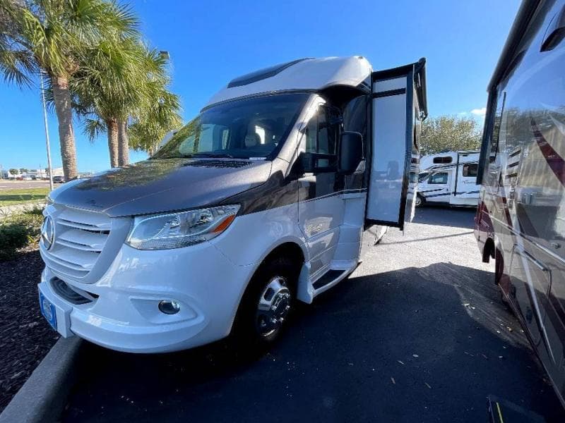 2023 Regency RV 2023 Regency RV Ultra Brougham - thumbnail 4