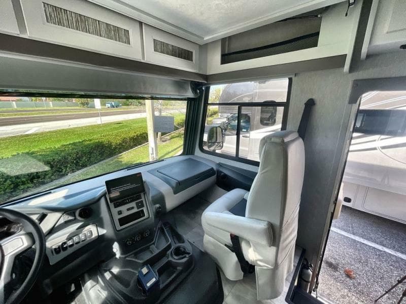 2023 Coachmen 2023 Coachmen Mirada - thumbnail 17