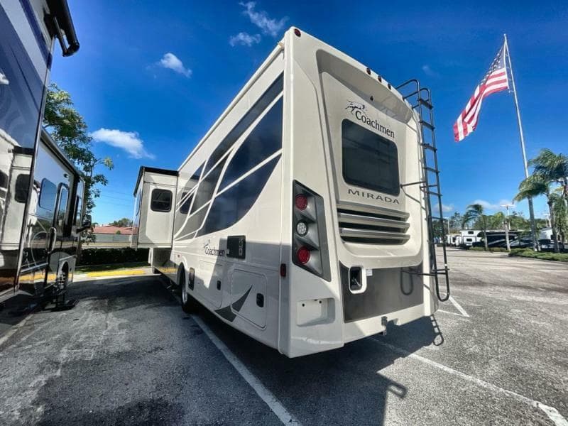 2023 Coachmen 2023 Coachmen Mirada - thumbnail 7