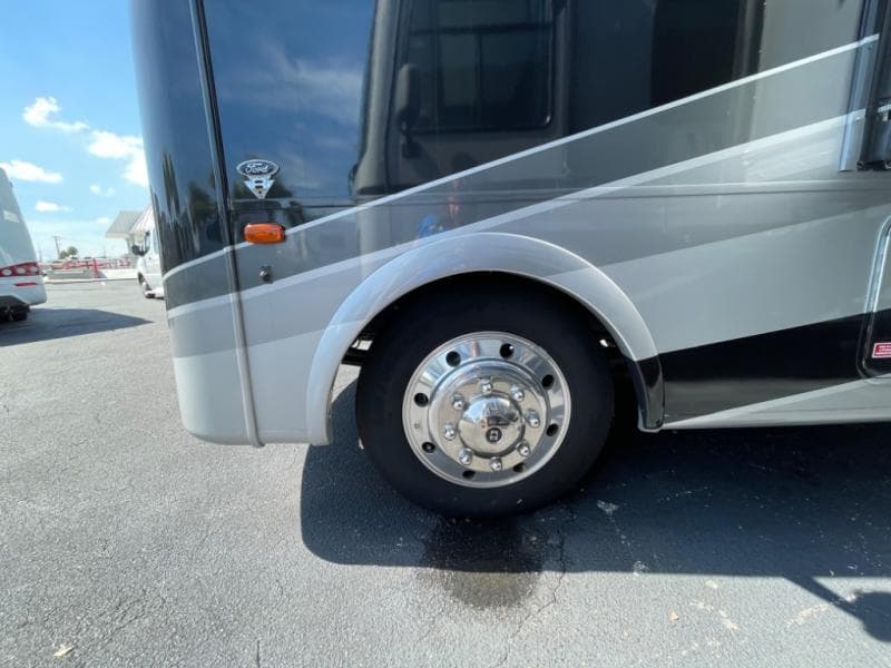 2023 Coachmen 2023 Coachmen Mirada - thumbnail 5