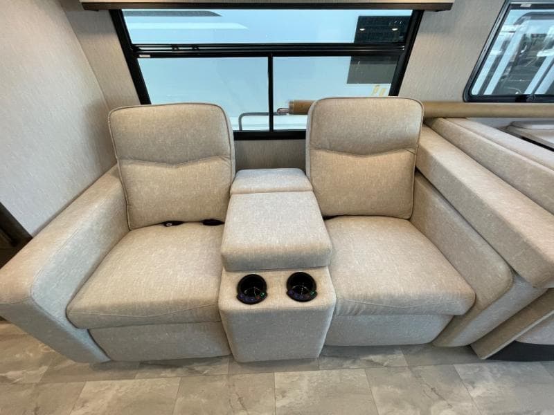 2023 Coachmen 2023 Coachmen Mirada - thumbnail 13