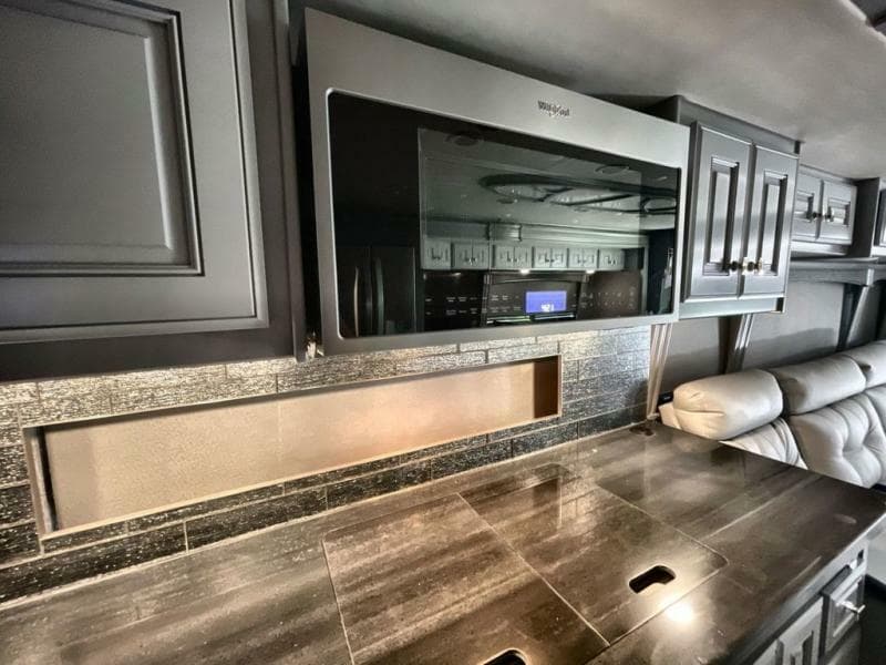 2024 Fleetwood RV 2024 Fleetwood RV Discovery LXE - thumbnail 21