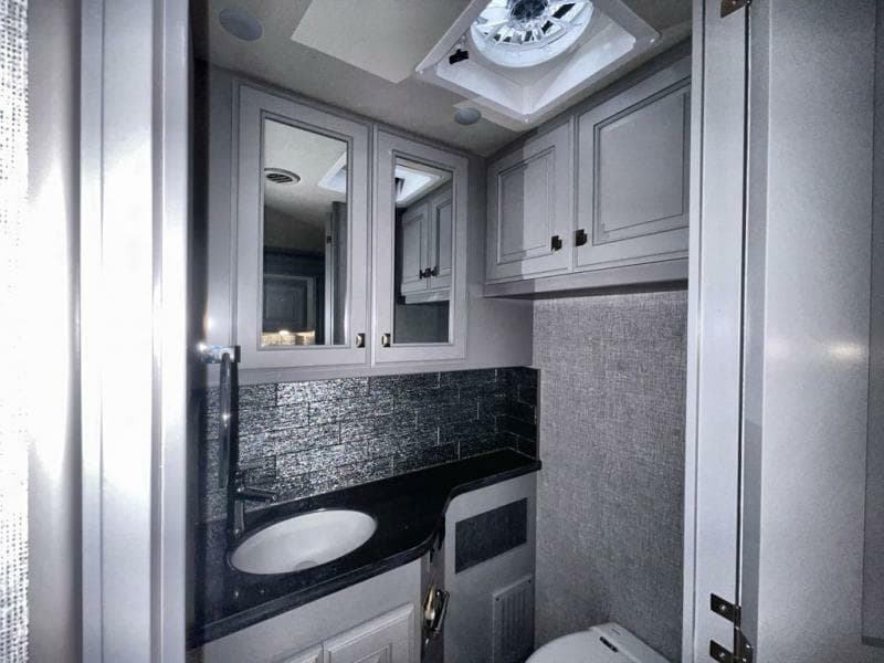 2024 Fleetwood RV 2024 Fleetwood RV Discovery LXE - thumbnail 25