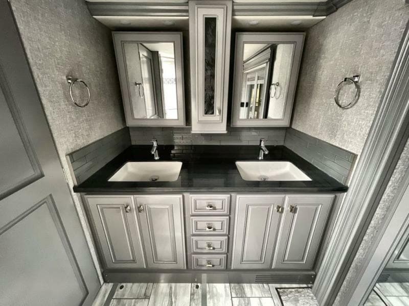 2024 Fleetwood RV 2024 Fleetwood RV Discovery LXE - thumbnail 32