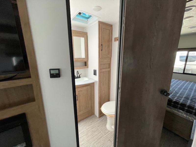 2024 Coachmen 2024 Coachmen Freedom Express - thumbnail 38