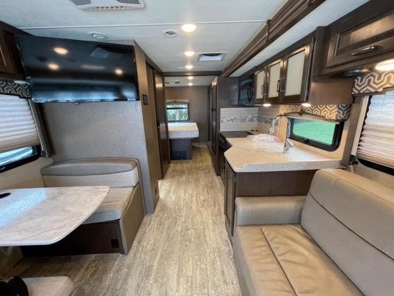 2019 Thor Motor Coach 2019 Thor Motor Coach Hurricane - thumbnail 11