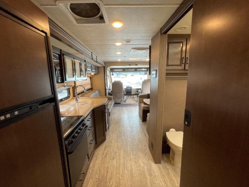 2019 Thor Motor Coach 2019 Thor Motor Coach Hurricane - thumbnail 13