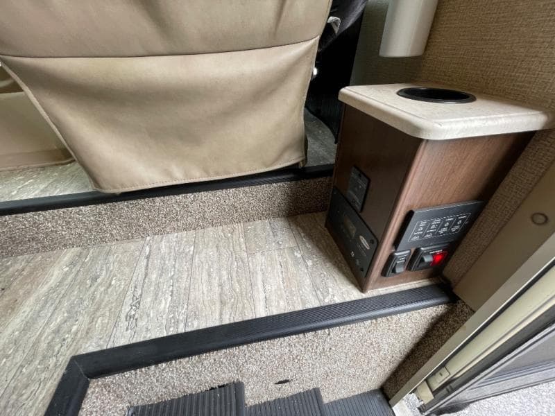 2019 Thor Motor Coach 2019 Thor Motor Coach Hurricane - thumbnail 14