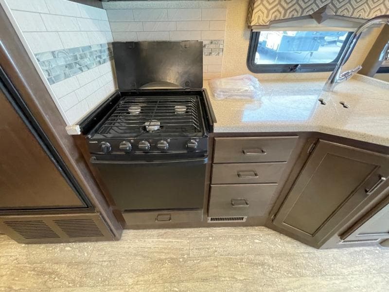 2019 Thor Motor Coach 2019 Thor Motor Coach Hurricane - thumbnail 22