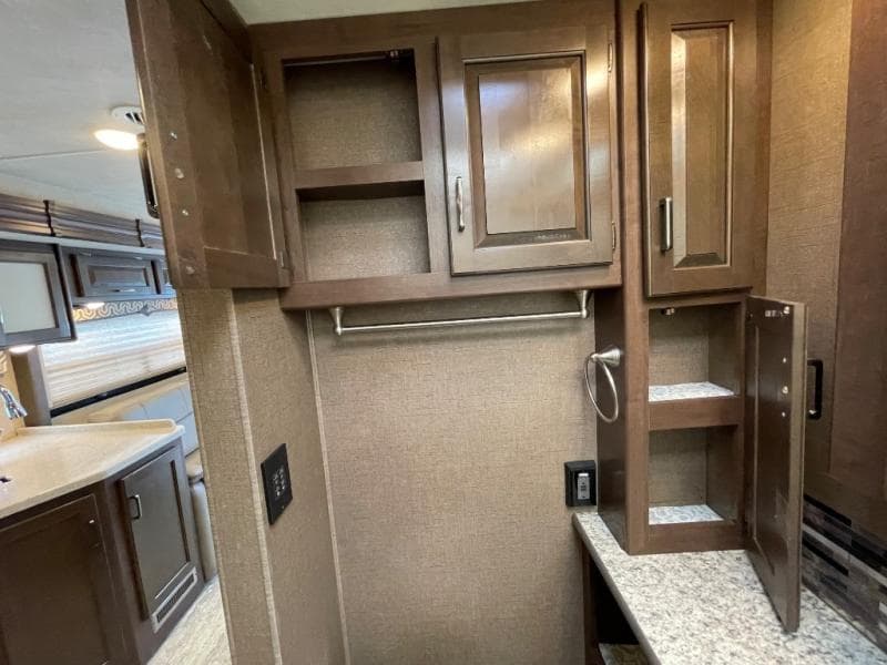 2019 Thor Motor Coach 2019 Thor Motor Coach Hurricane - thumbnail 26