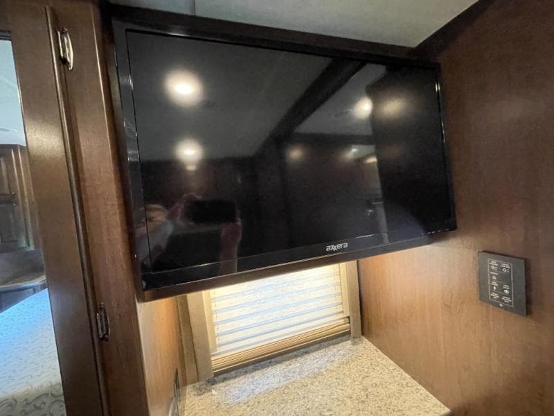 2019 Thor Motor Coach 2019 Thor Motor Coach Hurricane - thumbnail 38