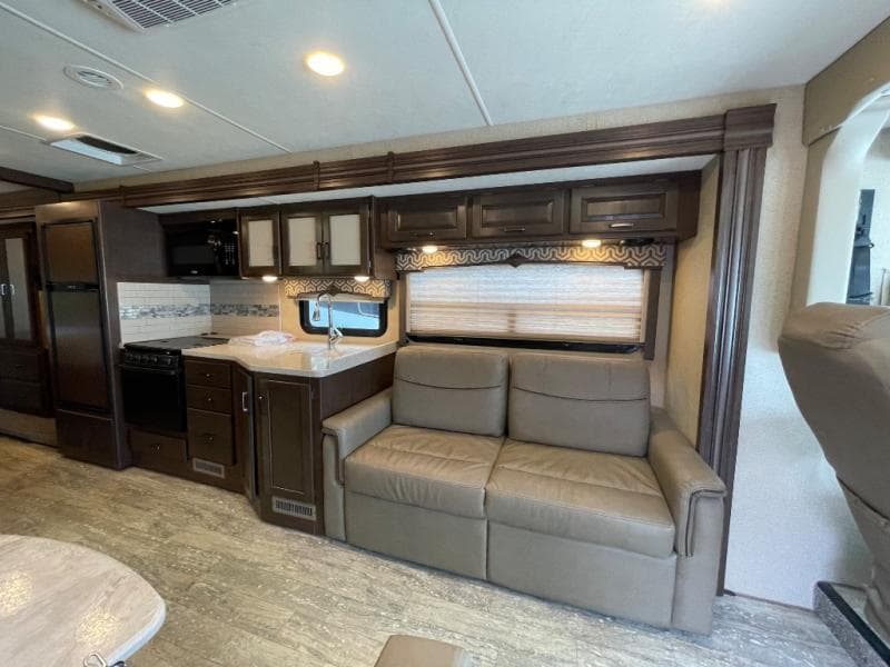 2019 Thor Motor Coach 2019 Thor Motor Coach Hurricane - thumbnail 10