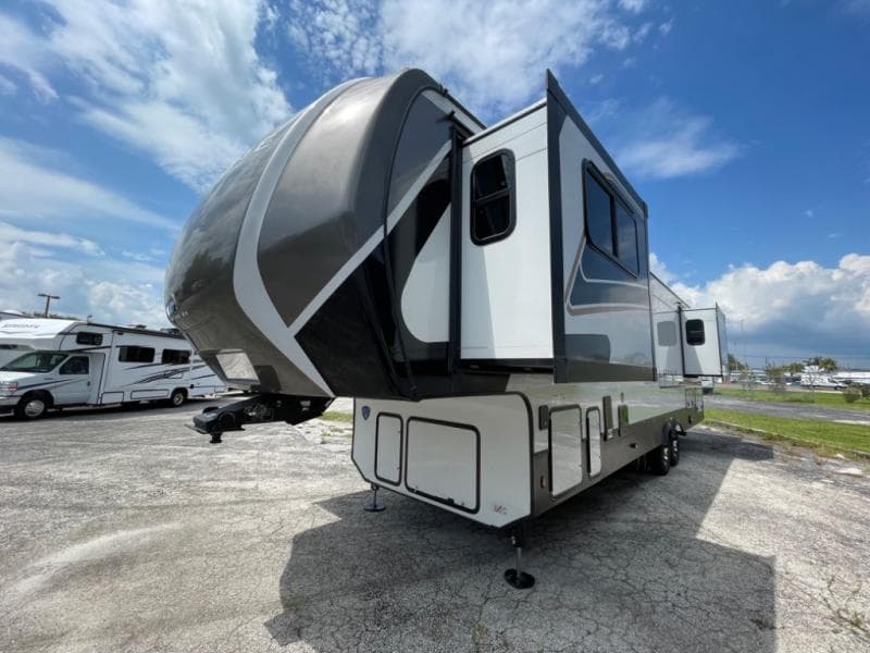 2025 Keystone RV 2025 Keystone RV Alpine Avalanche Edition - thumbnail 4