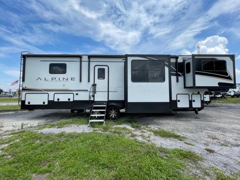 2025 Keystone RV 2025 Keystone RV Alpine Avalanche Edition - thumbnail 10