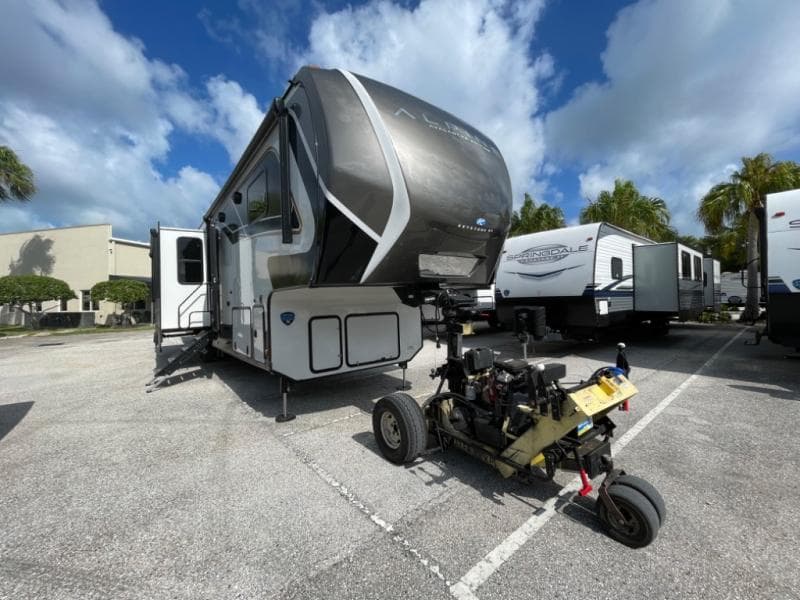 2025 Keystone RV 2025 Keystone RV Alpine Avalanche Edition - image 1