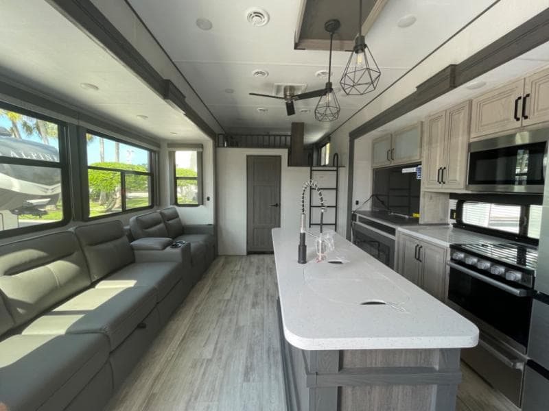 2025 Keystone RV 2025 Keystone RV Alpine Avalanche Edition - thumbnail 39