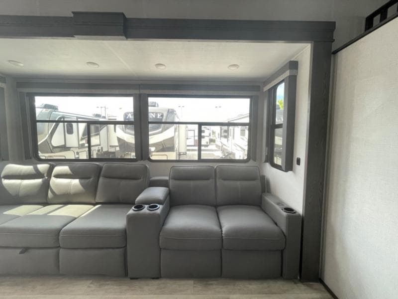 2025 Keystone RV 2025 Keystone RV Alpine Avalanche Edition - thumbnail 9