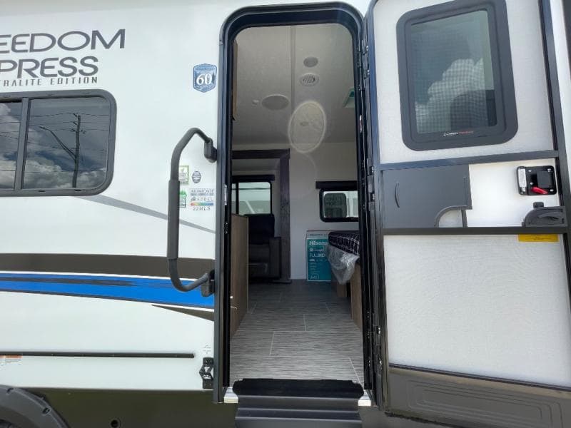 2025 Coachmen 2025 Coachmen Freedom Express Ultra Lite - thumbnail 14