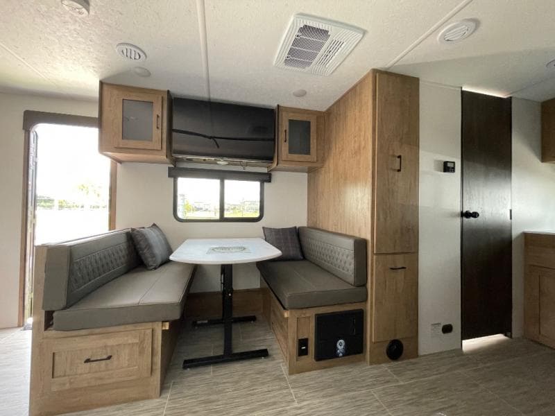 2025 Coachmen 2025 Coachmen Freedom Express Ultra Lite - thumbnail 18
