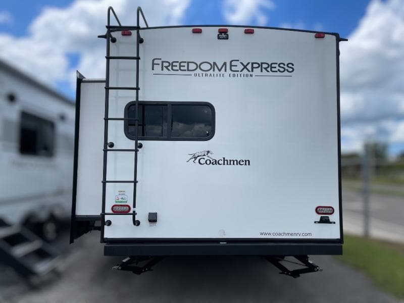2025 Coachmen 2025 Coachmen Freedom Express Ultra Lite - thumbnail 5