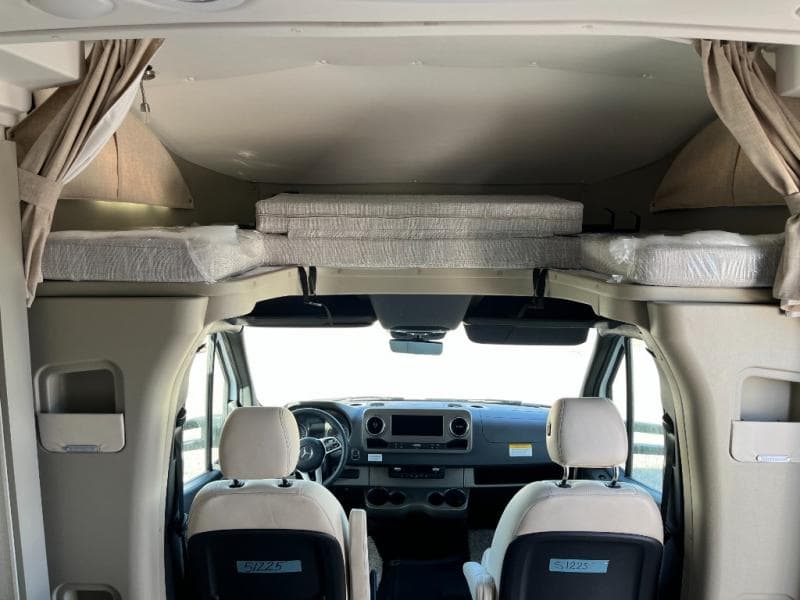 2025 Winnebago 2025 Winnebago Navion - thumbnail 14