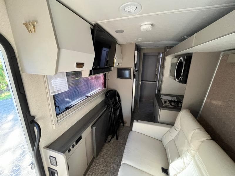 2025 Winnebago 2025 Winnebago Navion - thumbnail 11