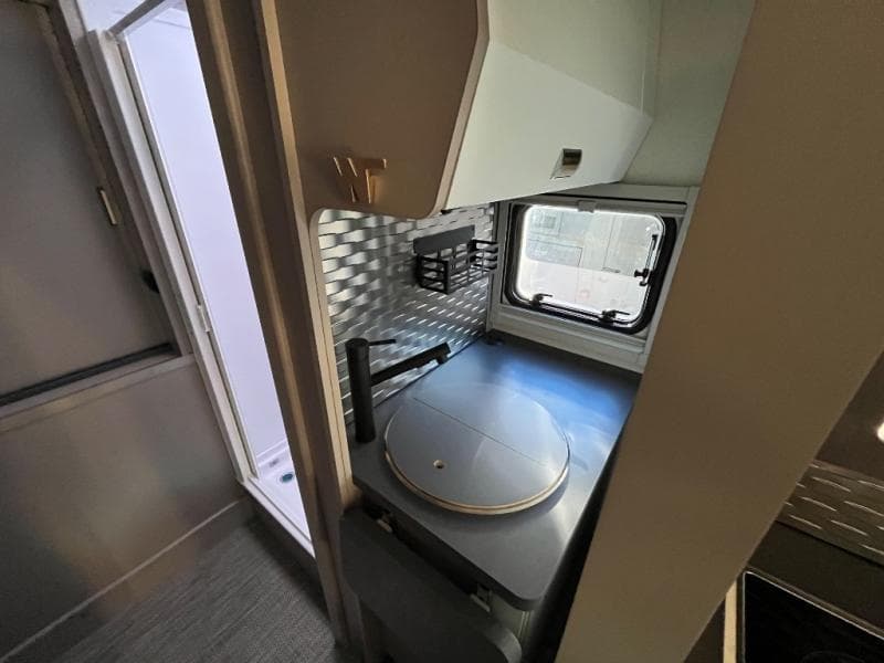 2025 Winnebago 2025 Winnebago Navion - thumbnail 12