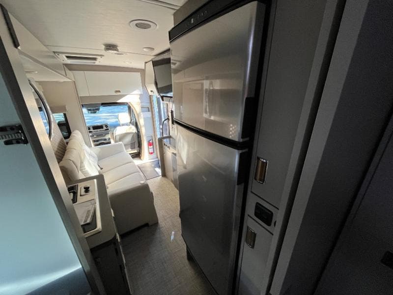 2025 Winnebago 2025 Winnebago Navion - thumbnail 13