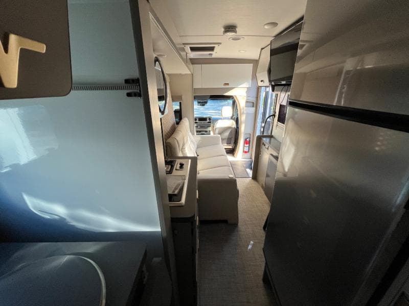 2025 Winnebago 2025 Winnebago Navion - thumbnail 17