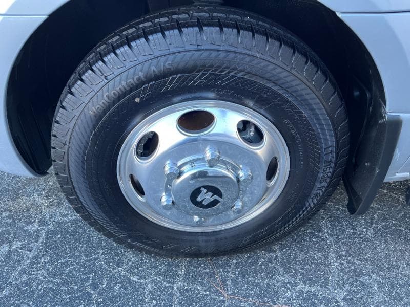 2025 Winnebago 2025 Winnebago Navion - thumbnail 5