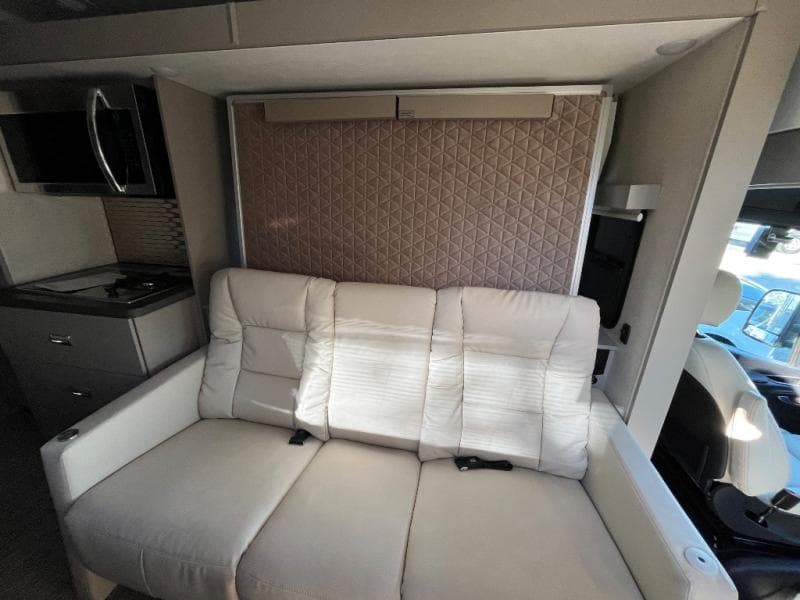 2025 Winnebago 2025 Winnebago Navion - thumbnail 9